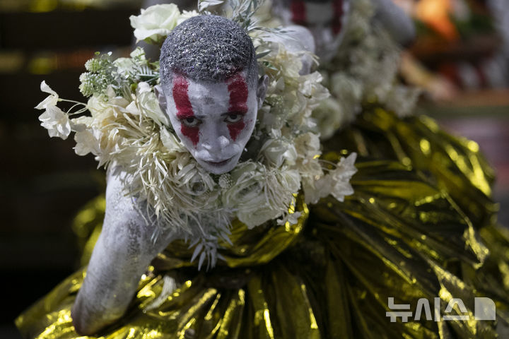 [리우데자네이루=AP/뉴시스] 3일(현지 시간) 브라질 리우데자네이루에서 열린 2025 리우 카니발에서 베이자-플로르 삼바 학교 공연자가 춤을 추고 있다. 2025.03.04.