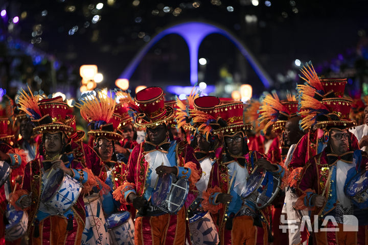 [리우데자네이루=AP/뉴시스] 3일(현지 시간) 브라질 리우데자네이루에서 열린 2025 리우 카니발에서 베이자-플로르 삼바 학교 공연단이 연주하고 있다. 2025.03.04.