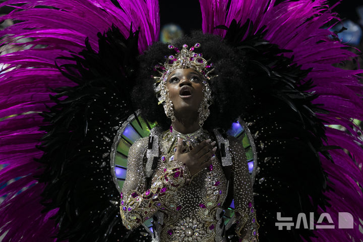 [리우데자네이루=AP/뉴시스] 4일(현지 시간) 브라질 리우데자네이루에서 열린 2025 리우 카니발에서 참가자가 퍼레이드를 하고 있다. 2025.03.04.
