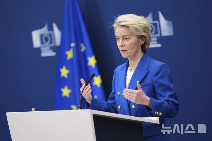 [AP/뉴시스] EU의 폰데어라이엔 집행위원장이 4일 본부 기자회견에서 대규모 방위비 증강안을 말하고 있다