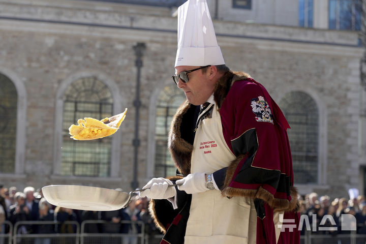 [런던=AP/뉴시스] 4일(현지 시간) 영국 런던 길드홀에서 전통 '팬케이크' 경주가 열려 개성 있는 복장의 참가자들이 팬케이크를 뒤집으며 달리고 있다. 이 대회 참가자들은 작은 프라이팬에 팬케이크를 올린 채 출발해 일정 구간을 달리면서 최소 1번은 팬케이크를 공중에서 뒤집어야 한다. '팬케이크 데이'(Pancake Day)는 사순절의 첫날인 참회의 화요일에 대한 영어권에서의 별칭으로 영국과 아일랜드 등지에서는 이날 팬케이크를 먹는다. 2025.03.05.