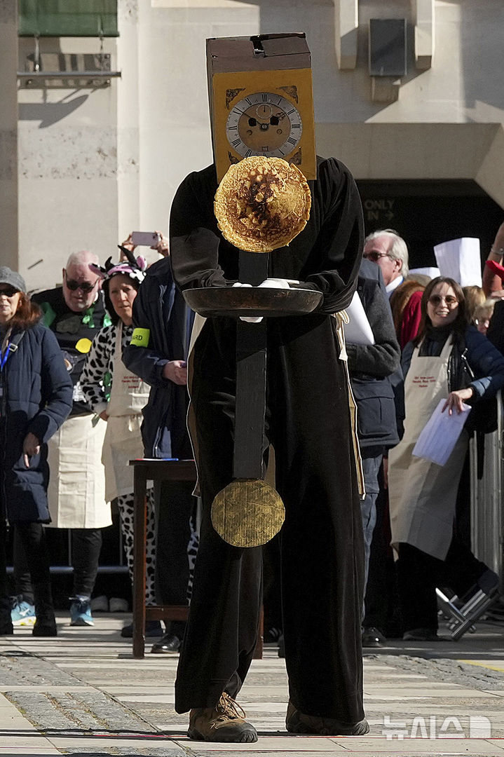 [런던=AP/뉴시스] 4일(현지 시간) 영국 런던 길드홀에서 전통 '팬케이크' 경주가 열려 개성 있는 복장의 참가자들이 팬케이크를 뒤집으며 달리고 있다. 이 대회 참가자들은 작은 프라이팬에 팬케이크를 올린 채 출발해 일정 구간을 달리면서 최소 1번은 팬케이크를 공중에서 뒤집어야 한다. '팬케이크 데이'(Pancake Day)는 사순절의 첫날인 참회의 화요일에 대한 영어권에서의 별칭으로 영국과 아일랜드 등지에서는 이날 팬케이크를 먹는다. 2025.03.05.