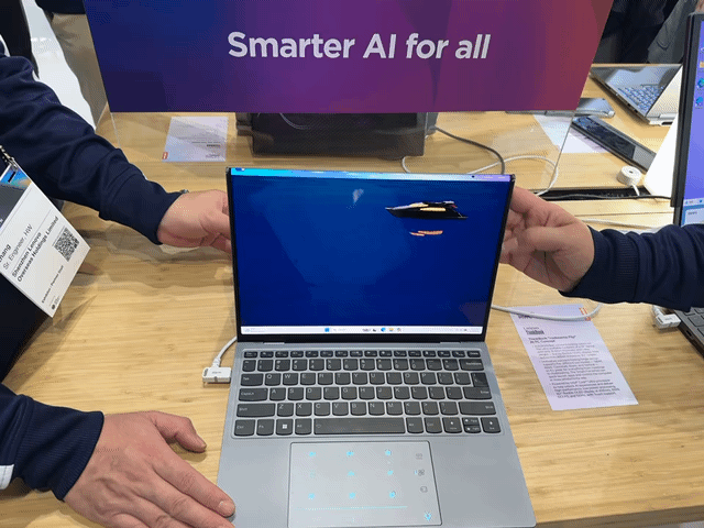 [바르셀로나(스페인)=뉴시스] 레노버가 화면이 바깥으로 접히는 '아웃폴드' 방식의 노트북을 처음으로 공개했다. (사진=심지혜 기자) *재판매 및 DB 금지