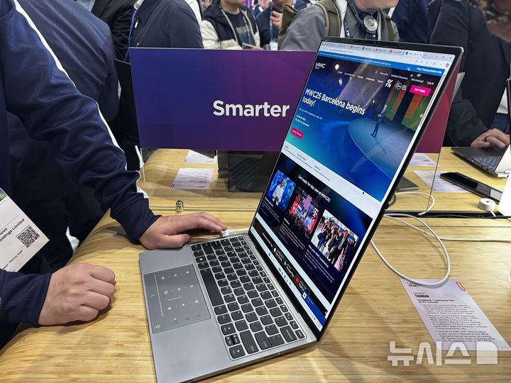 [바르셀로나(스페인)=뉴시스]레노버가 화면이 바깥으로 접히는 '아웃폴드' 방식의 노트북을 처음으로 공개했다. (사진=심지혜 기자) 