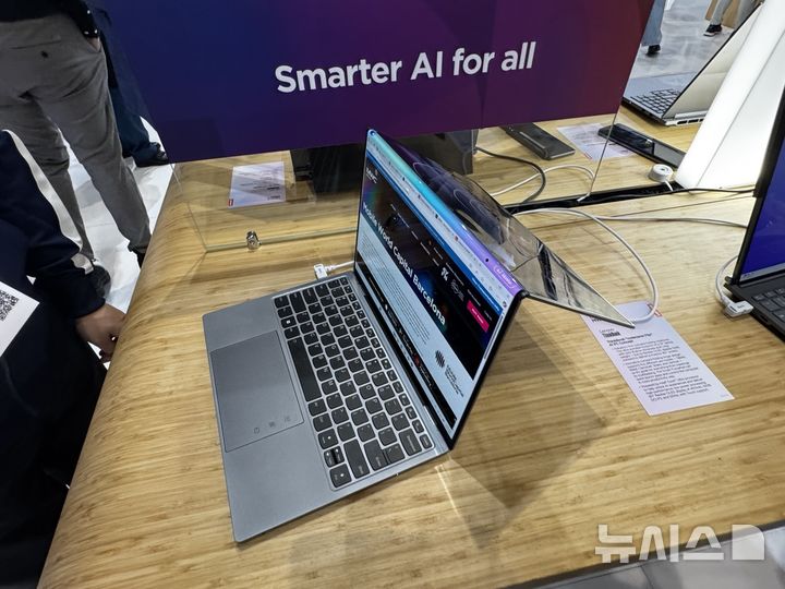 [바르셀로나(스페인)=뉴시스]레노버가 화면이 바깥으로 접히는 '아웃폴드' 방식의 노트북을 처음으로 공개했다. (사진=심지혜 기자) 