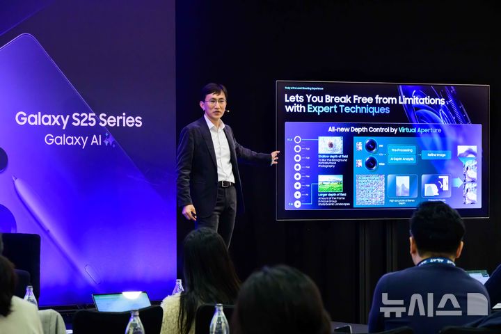 [바르셀로나(스페인)=뉴시스]삼성전자 MX사업부 조성대 부사장이 3일(현지시간) 스페인 바르셀로나에서 모바일 사진 촬영의 패러다임을 바꿀 갤럭시 S25 시리즈에 탑재된 혁신적 카메라 기술에 대해 소개하는 모습. (사진=삼성전자 제공)