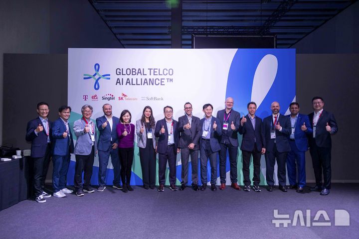[바르셀로나(스페인)=뉴시스]유영상 SKT CEO(왼쪽에서 7번째)가 3일(현지시간) 스페인 바르셀로나 MWC25에서 열린 '글로벌 텔코 AI 라운드테이블'에 토론 패널로 참석한 글로벌 텔코 AI 얼라이언스 멤버사 주요 임원들과 기념 사진을 찍고 있다. (사진=SK텔레콤 제공)