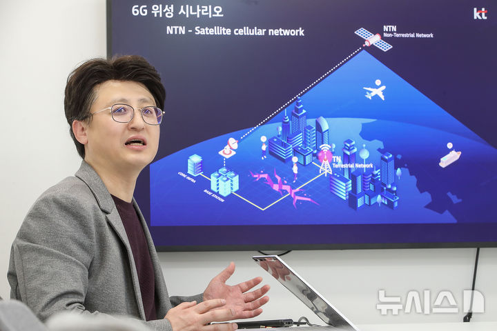 [바르셀로나(스페인)=뉴시스]KT 미래네트워크연구소 이원열 액세스망연구담당이 KT의 6G 시장 주도권 확보 방안에 대해 소개하고 있다. (사진=KT 제공)