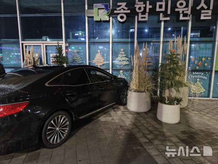 [광주=뉴시스] 광주 남부경찰서는 지난 3일 음주운전 도중 광주 남구청사를 들이받은 혐의(도로교통법 위반)로 50대 남성 A씨를 입건해 조사하고 있다고 4일 밝혔다. (사진 =독자 제공) 2025.03.04. photo@newsis.com