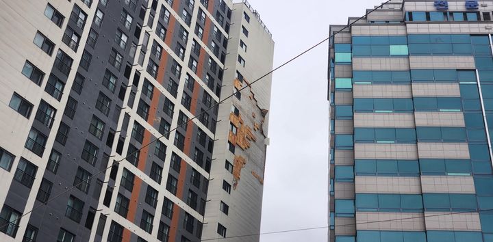 [부산=뉴시스] 강풍특보가 내려진 4일 오후 부산 부산진구의 한 건물외벽 마감재가 강풍에 의해 뜯겨져 나갔다. (사진=부산소방재난본부 제공) 2025.03.04. photo@newsis.com *재판매 및 DB 금지
