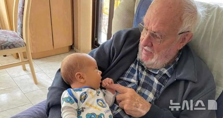 [서울=뉴시스] 제임스 해리슨과 그의 손자(사진=적십자 호주 지부 '라이프 블러드' 홈페이지)