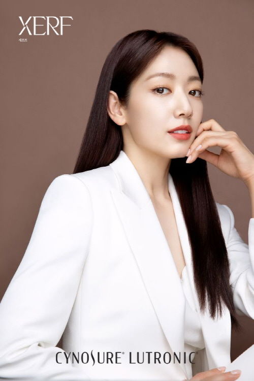 [서울=뉴시스] 4일 에너지 기반 의료기기(EBD) 기업 사이노슈어 루트로닉은 브랜드 엠버서더 배우 박신혜와 함께한 '세르프(XERF)'의 새로운 화보를 공개했다. (사진=사이노슈어 루트로닉 제공) 2024.03.04. photo@newsis.com *재판매 및 DB 금지