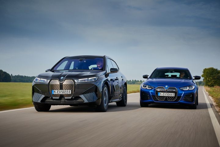 [서울=뉴시스] 미국 시장조사기관 JD파워의 올해 전기차 만족도 부문 1위와 2위를 차지한 BMW의 플래그십 순수전기 SAV iX(왼쪽)와 순수전기 4-도어 쿠페 i4(오른쪼). (사진=BMW 코리아 제공) 2025.03.04 photo@newsis.com *재판매 및 DB 금지