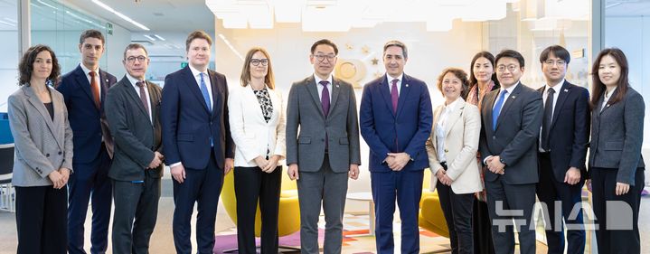 [알리칸테=뉴시스] 김완기 특허청장(왼쪽서 여섯번째)이 3일(현지시각) 주앙 네그랑(João Negrão) 유럽연합지식재산청(EUIPO) 청장(왼쪽서 일곱번째)과 회담 뒤 참석자들과 기념촬영을 하고 있다.(사진=특허청 제공)