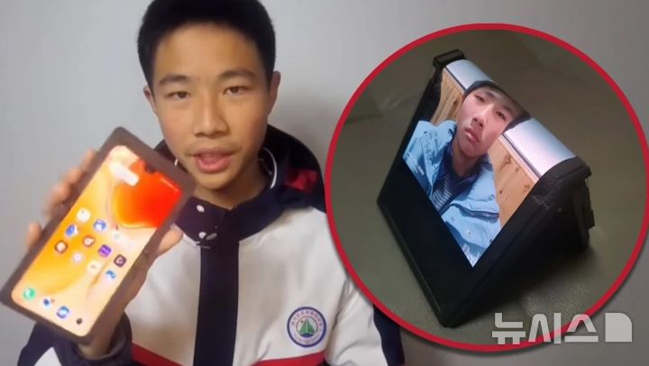 [서울=뉴시스] 중국의 한 10대가 3D프린터와 구형 부품을 사용해 바깥으로 접히는 스마트폰을 만들어 화제다. (사진=SCMP)
