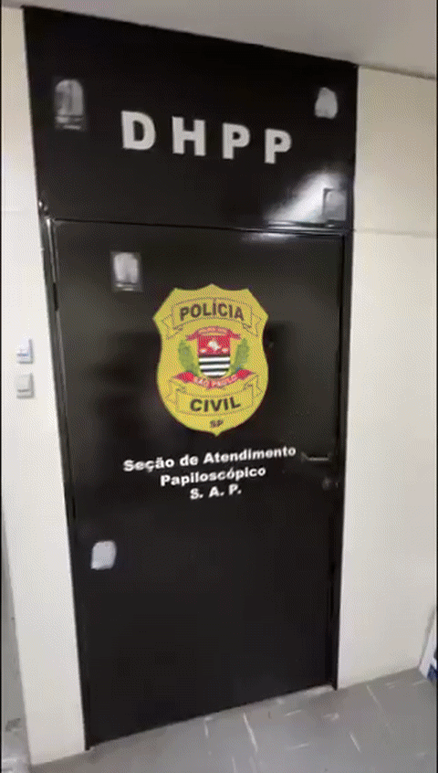 브라질 상파울루의 카니발 축제에 파워레인저로 변신한 경찰이 절도 용의자를 체포하는 장면이 포착됐다. (사진=상파울루 주지사 X 갈무리) *재판매 및 DB 금지