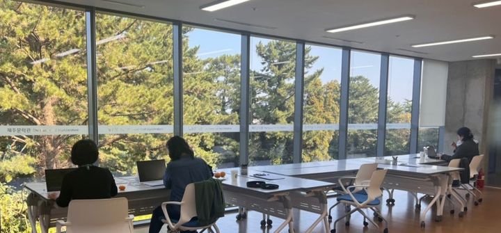 [제주=뉴시스] 제주도 공직자들이 자신의 사무실이 아닌 다른 공공시설인 제주문학관에서 업무를 하는 어나더 오피스 장면. (사진=제주도 제공) photo@newsis.com *재판매 및 DB 금지