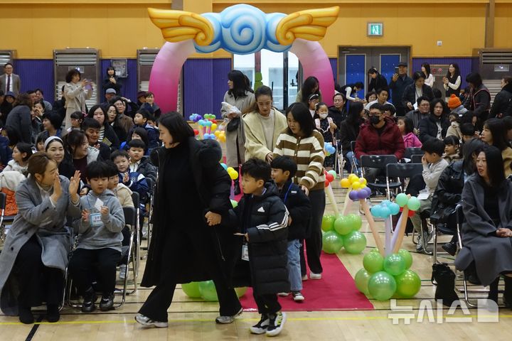 [제주=뉴시스] 양영전 기자 = 제주남초등학교 입학생과 학부모들이 4일 오전 학교 강당에서 열린 2025학년도 입학식에서 입장하고 있다. 2025.03.04. 0jeoni@newsis.com 