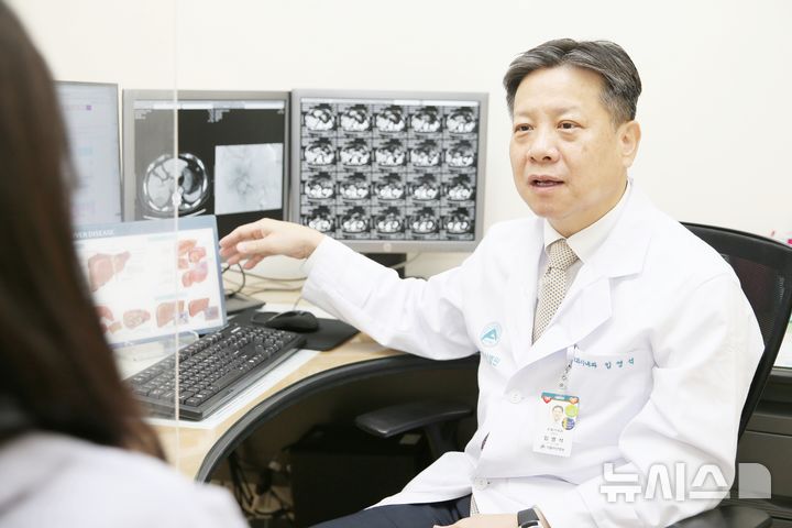 [서울=뉴시스]서울아산병원 소화기내과 임영석 교수가 만성 B형 간염 환자를 진료하고 있다. (사진= 서울아산병원 제공) 2024.03.04. photo@newsis.com. 