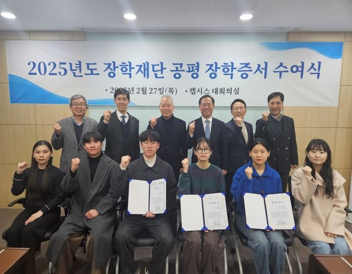 (왼쪽부터) 전영섭 장학재단 공평 위원장, 권현진 캠시스 회장, 백용호 장학재단 공평 이사장, 안영호 이사, 김성환 감사, 서상훈 감사. (사진=캠시스) *재판매 및 DB 금지