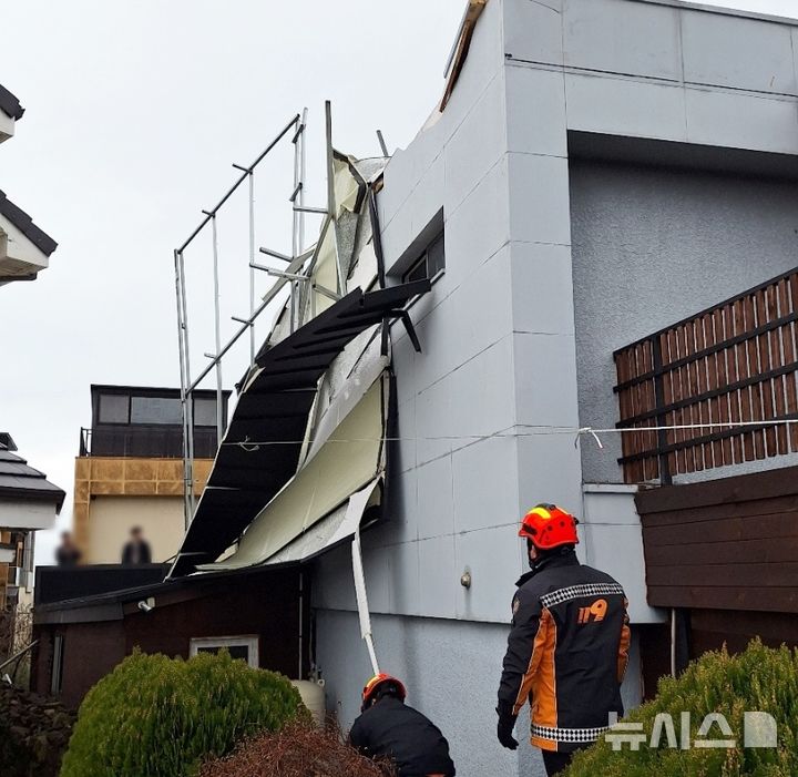 [제주=뉴시스] 4일 오전 제주시 애월읍 소재 건물에서 강풍에 일부 지붕이 뜯겨져 소방당국이 안전조치에 나서고 있다. (사진=제주소방안전본부 제공) 2025.03.04. photo@newsis.com 