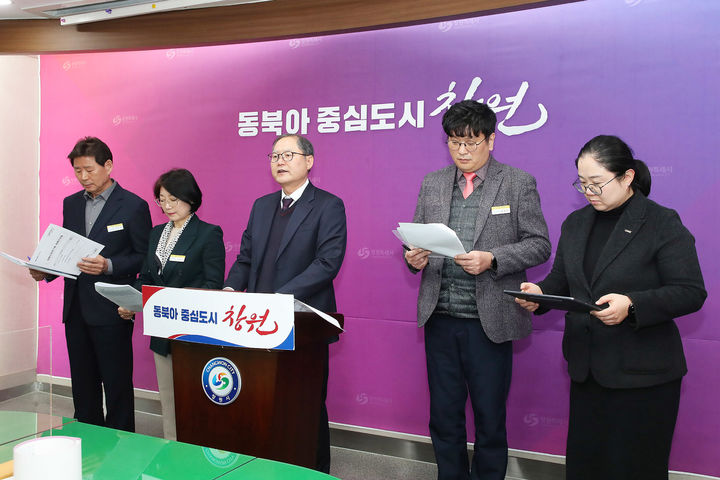 [창원=뉴시스] 황인식 경남 창원시정연구원장이 4일 오전 창원시청 프레스센터에서 올해 연구원 운영 방향 및 향후 3개년 중점 연구 추진 방향에 대해 브리핑을 하고 있다. (사진=창원시청 제공) 2025.03.04. photo@newsis.com *재판매 및 DB 금지