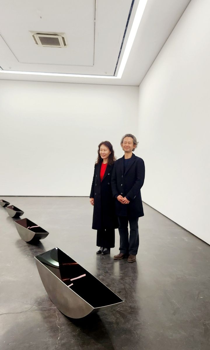 [사진=박현주미술전문기자] 조각가 아버지 김인겸의 전시를 대구에서 20년만에 기획한 딸 김재도와 아들 김산. 아버지가 2004년에 제작한 작품 'Emptiness'앞에서 포즈를 취했다. 2025.03.04. hyun@newsis.com *재판매 및 DB 금지