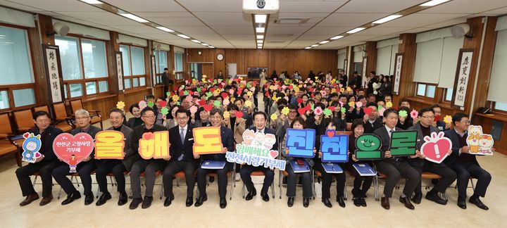 [진천=뉴시스] 4일 충북 진천군청 대회의실에서 송기섭 진천군수를 비롯한 임직원들이 고향사랑기부제 릴레이 캠페인을 진행하고 있다. (사진=진천군 제공) 2025.3.4. photo@newsis.com *재판매 및 DB 금지