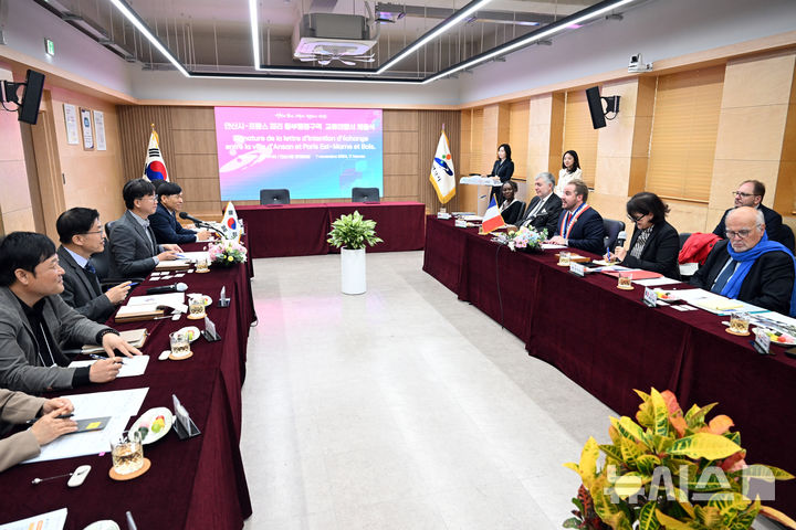 [안산=뉴시스]이민근 안산시장(왼쪽 세번째)이 2024년 프랑스 파리 동부행정구역 교류의향서 체결식 행사에 참석해 인사말을 하고 있다.(사진=안산시 제공)2025.03.04.photo@newsis.com