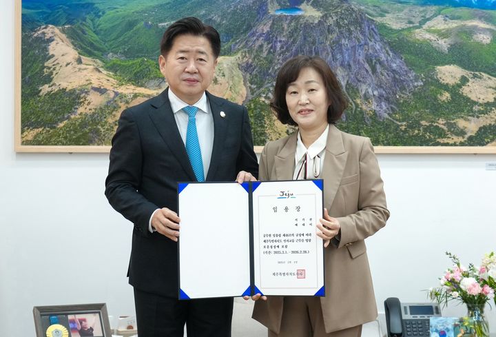 [제주=뉴시스] 오영훈 제주도지사는 4일 도지사 집무실에서 배태미 신임 제주보훈청장(오른쪽)에게 임용장을 수여하고 있다. 2025.03.04. photo@newsis.com *재판매 및 DB 금지