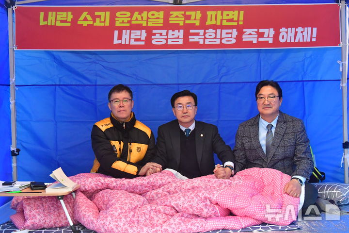 [완주=뉴시스] 이주갑 완주군의원(왼쪽) 단식 농성 모습. (사진=이 의원 측 제공) 2025.03.04. photo@newsis.com *재판매 및 DB 금지