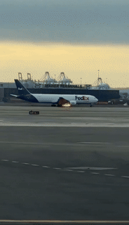 [서울=뉴시스] 비상착륙 직후 SNS에는 오른쪽 날개 엔진에 불이 붙은 채로 착륙하는 페덱스 화물기 영상이 공유됐다. (출처=X@Kprocrastinator) 2025.03.04. photo@newsis.com *재판매 및 DB 금지