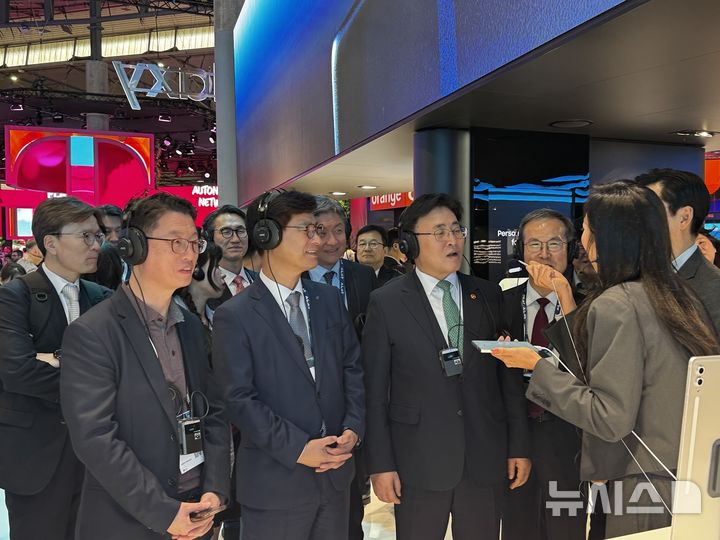 [바르셀로나(스페인)=뉴시스] 유상임 과학기술정보통신부 장관(앞줄 왼쪽 세번째)이 3일(현지 시간) 세계 최대 이동통신 전시회 MWC25에 마련된 삼성전자 부스를 돌아보고 있다. 현장에는 김영식 NST 이사장(앞줄 왼쪽 두번째), 홍진배 IITP 원장(왼쪽), 방승찬 ETRI 원장(왼쪽 네번째) 등이 함께 했다. (사진=심지혜 기자)