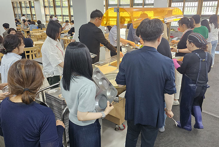 지난달 28일까지 태백시청 지하 구내식당을 이용하는 공무원들이 식사를 위해 이동하고 있다. *재판매 및 DB 금지