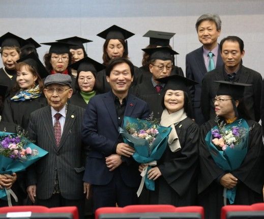 [경산=뉴시스] 2024년 경북도민행복대학 경산시캠퍼스 학위수여식. (사진=경산시 제공) 2025.03.04. photo@newsis.com *재판매 및 DB 금지