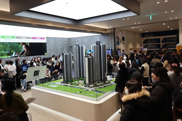 [서울=뉴시스] 지난달 28일 개관한 울산 '문수로 센트레빌 에듀리체' 견본주택을 찾은 방문객들의 모습. 2025.03.04. (사진=동부건설 제공) photo@newsis.com *재판매 및 DB 금지