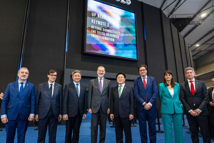 [서울·바르셀로나(스페인)=뉴시스] 유상임 과기정통부 장관이 MWC를 방문한 스페인 국왕 펠리페 6세를 접견했다. 왼쪽부터 바르셀로나 시장, 카탈루냐 주지사, 주스페인한국대사, 스페인 국왕, 과학기술정보통신부 장관, 스페인 디지털전환공공기능부 장관, 디지털화인공지능차관 등. (사진=과기정통부 제공) *재판매 및 DB 금지