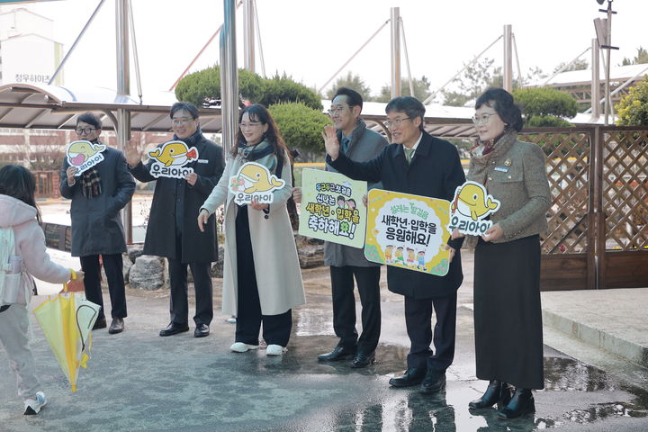 [울산=뉴시스] 구미현 기자 = 천창수 울산교육감은 4일 중구 우정초등학교를 찾아 등교하는 학생들을 맞이했다. 2025.03.04. (사진=울산시교육청 제공) photo@newsis.com *재판매 및 DB 금지