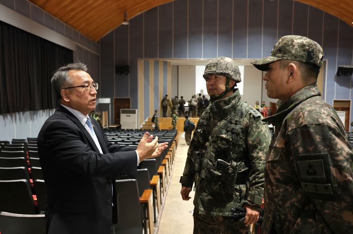 [서울=뉴시스] 김종철 병무청장이 올해 첫 동원훈련이 시작된 4일 경기 고양 제60보병사단 동원훈련장에서 부대 관계자와 이야기를 나누고 있다. (사진=병무청 제공) 2025.03.04. photo@newsis.com *재판매 및 DB 금지
