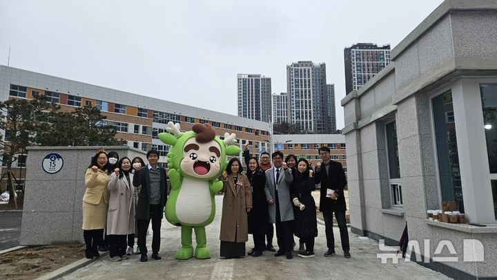 [용인=뉴시스]용인교육지원청 김희정 교육장 등이 처인초중통합학교 앞에서 등교하는 핵생들을 맞고 있다(사진=용인교육지원청 제공)2025.03.04.photo@newsis.com