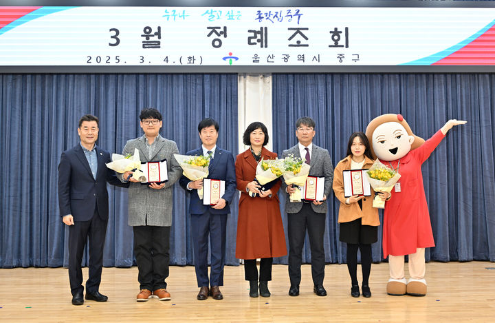 [울산=뉴시스] 구미현 기자 =울산시 중구가 4일 중구청 대회의실에서 정례조회를 열고 지방세 성실·모범 납세자에게 표창을 수여했다. 2025.03.04. photo@newsis.com *재판매 및 DB 금지