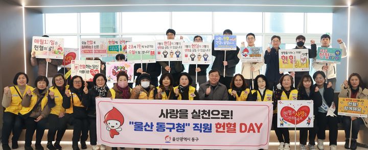 [울산=뉴시스] 박수지 기자 = 김종훈 울산 동구청장과 동구청 직원들은 4일 폐소 위기에 처한 헌혈의집 울산과학대센터점을 찾아 헌혈의집 이용 독려를 위해 헌혈에 동참하고 있다. (사진=동구 제공) 2025.03.04. photo@newsis.com *재판매 및 DB 금지