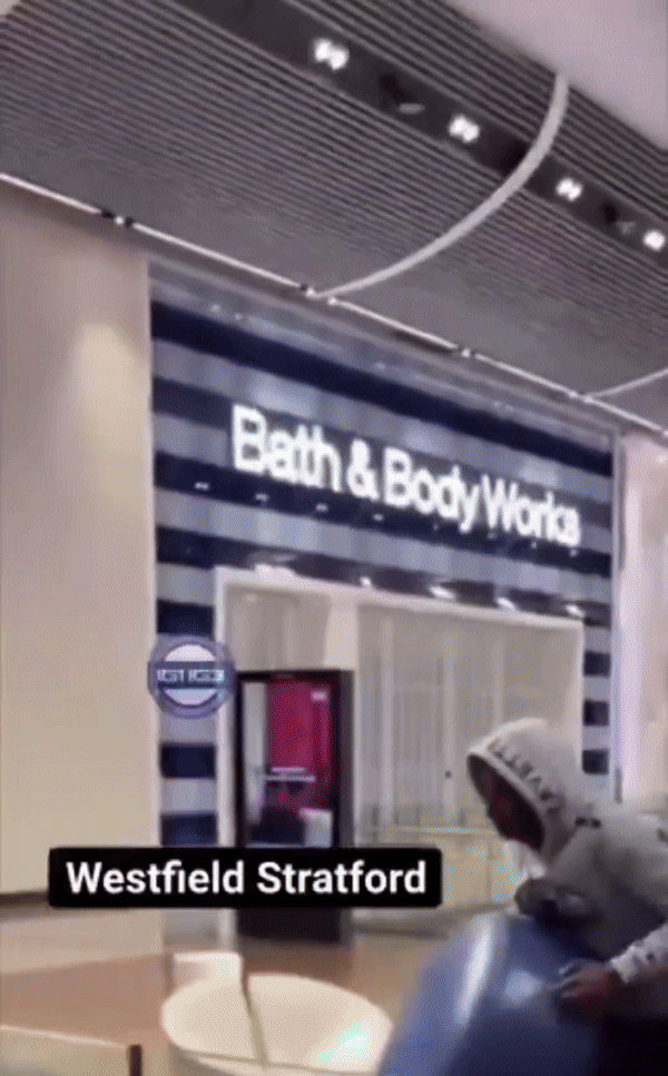 [서울=뉴시스] 한 남성이 쇼핑 센터에서 아래층으로 쇼파를 집어던지는 모습이다 (사진=엑스(옛 트위터) 캡쳐) 2025.03.04. photo@newsis.com *재판매 및 DB 금지