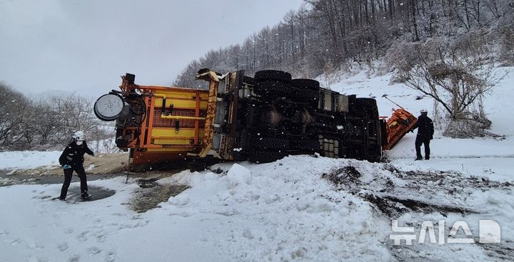 [충주=뉴시스] 4일 충주시 앙성면의 한 도로에서 제설차량이 옆으로 넘어져 50대 운전자가 부상을 입었다. (사진= 충주소방서 제공) 2025.03.04. photo@newsis.com *재판매 및 DB 금지