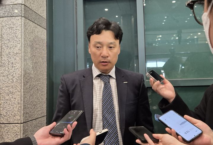 [인천공항=뉴시스] 문채현 기자 = 이승엽 두산 베어스 감독이 4일 인천국제공항에서 취재진들과 인터뷰를 하고 있다. 2025.03.04. dal@newsis.com *재판매 및 DB 금지