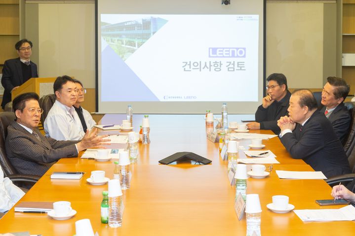 [부산=뉴시스] 부산상공회의소(부산상의)는 4일 반도체 검사용 소켓·프로브 제조 전문기업인 리노공업을 방문해 제조 현장을 둘러보고 당면 애로사항을 청취하는 현장간담회를 열었다. (사진=부산상의 제공) 2025.03.04. photo@newsis.com *재판매 및 DB 금지