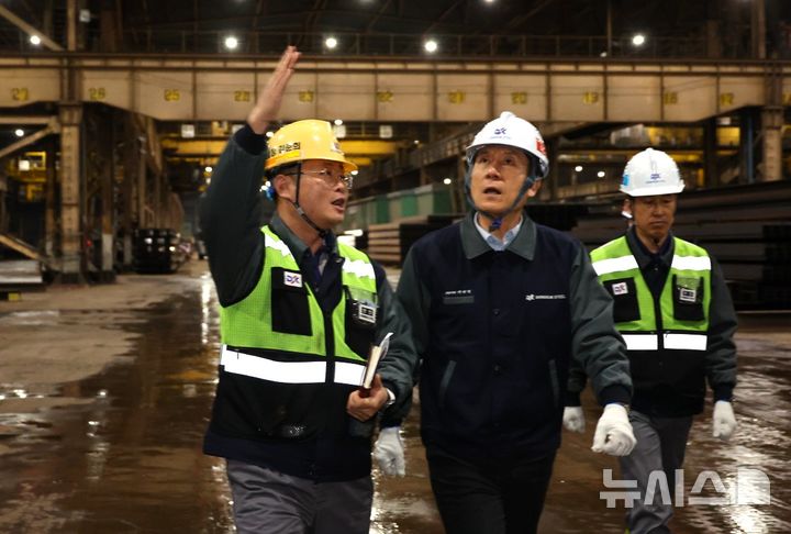 [포항=뉴시스] 지난해 12월 이강덕 포항시장이 포항철강공단 내 기업 현장을 둘러보는 모습. (사진=포항시 제공) 2025.03.04. photo@newsis.com