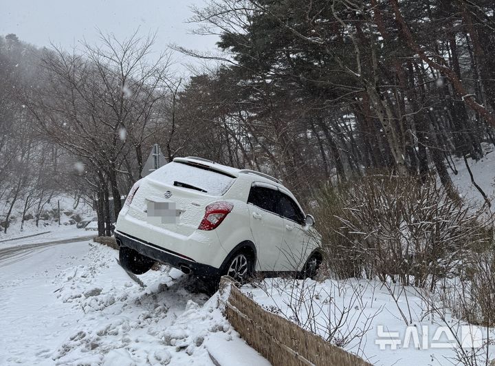 [제천=뉴시스] 4일 충북 제천시 백운면에서 눈길 교통사고가 발생해 차량 1대가 갓길에 떨어졌다. 인명피해는 없었다. *재판매 및 DB 금지
