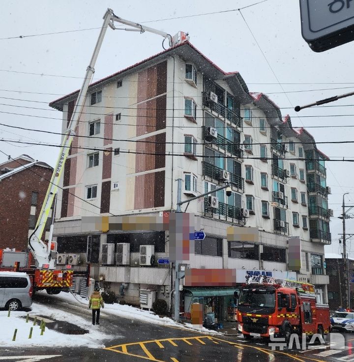 [단양=뉴시스] 4일 충북 단양군 단양읍에서 소방당국이 지붕에 쌓인 눈을 제거하고 있다. (사진= 단양소방서 제공) 2025.03.04. photo@newsis.com *재판매 및 DB 금지