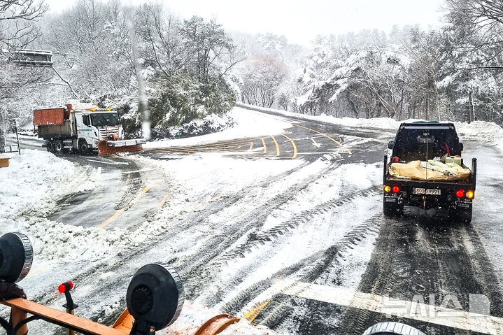 [경주=뉴시스] 제설작업 중인 경주 토함산 일대. (사진=뉴시스DB).
